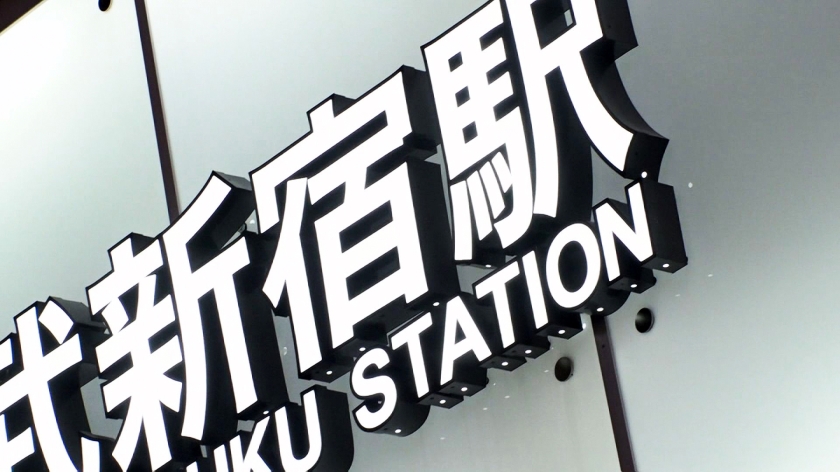 20歳の美少女店員を強引オークション！Gカップ爆乳ポロリから我慢できずにお漏らし中出し