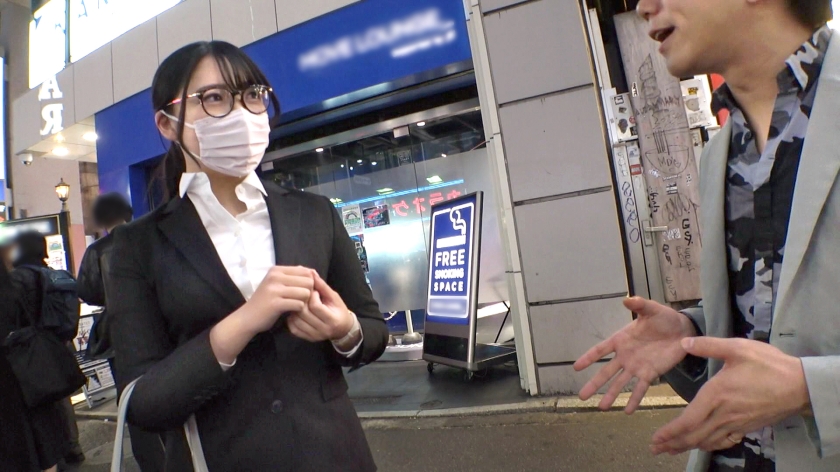 【内定式帰り】22歳スーツ眼鏡美女を渋谷で拉致！ベロベロの隙を突いた初撮りピストンで大量潮吹き
